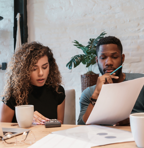 Profissionais analisando projeto e orçamento